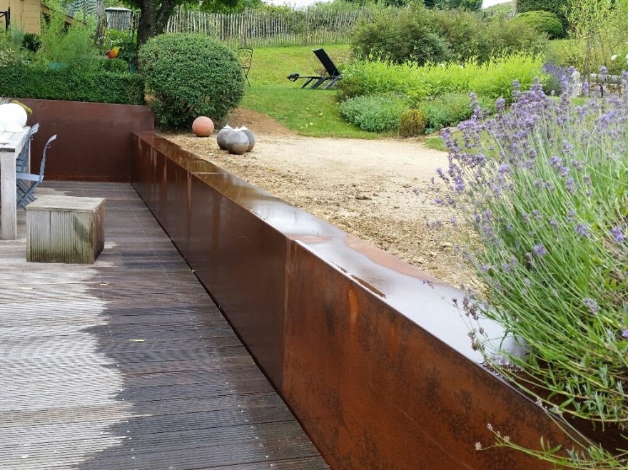 Couvre-Murs corten 2mm entourant terrasse, finition pré-oxydation (Frédéric Hollevoet)