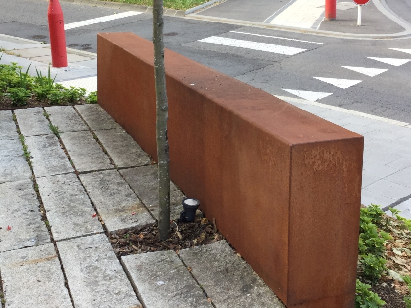 Mur corten - granit, les blocs de pierre sont complètement habillés d'acier corten (Joseph Pletsch)