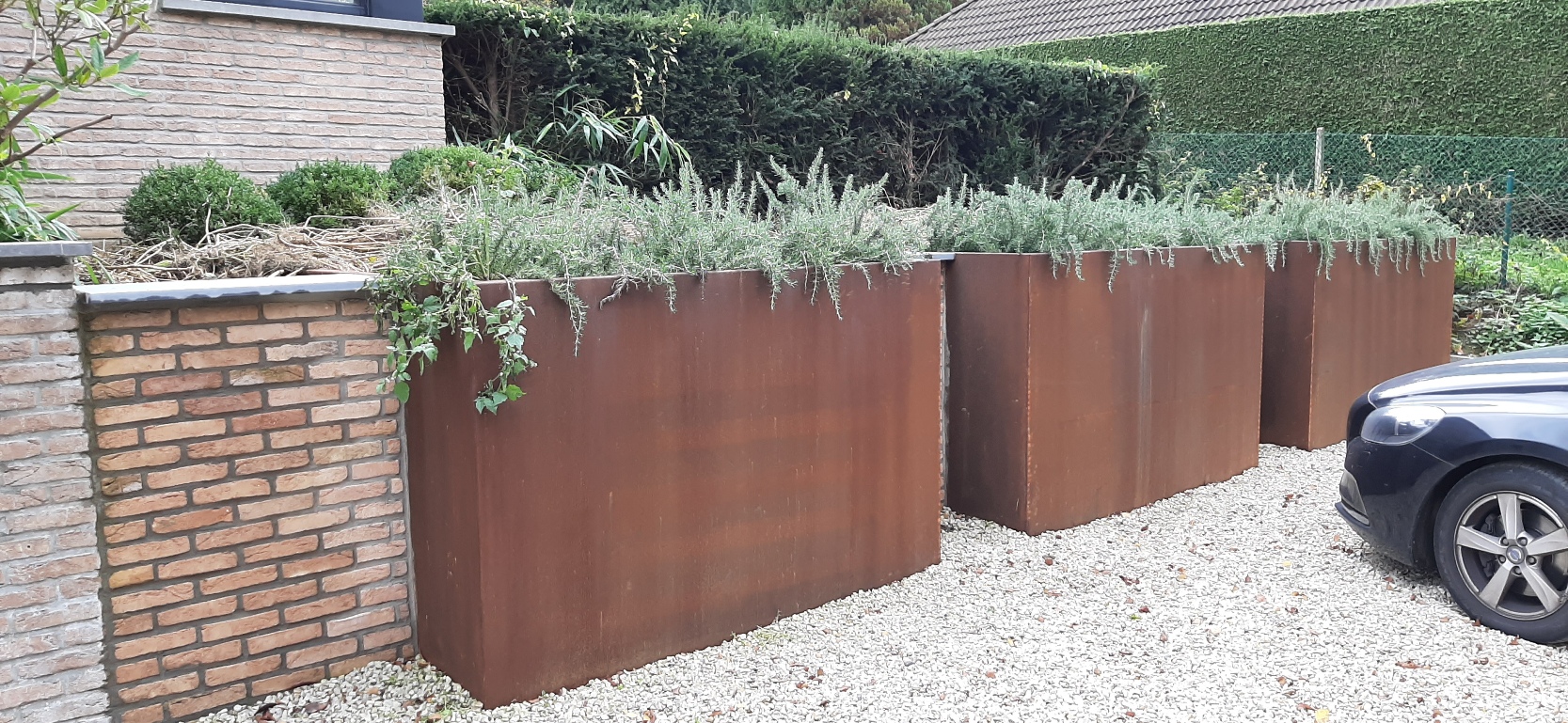 Bac jardinière sans fond carré corten 4mm - 200x200x135cm, bac carré avec partie arrière insérée dans le talus et découpée en trapèze